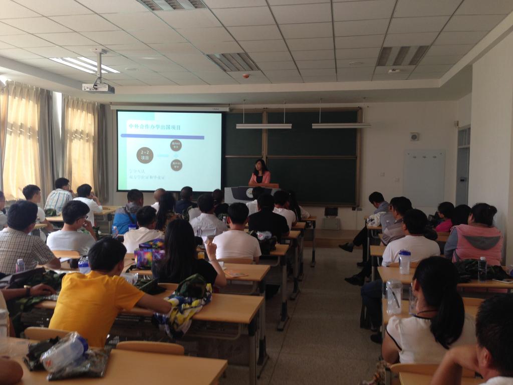 刘翠兰副经理向家长及新生介绍中外合作办学项目